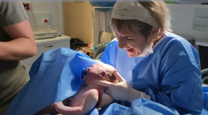 Quand ils ont mal, j’ai mal »: la sage-femme qui a donné naissance à ses six petits-enfants à Assuta Ashdod