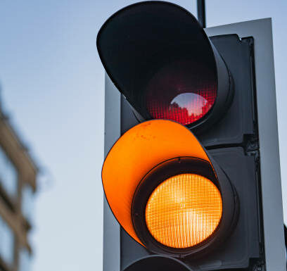 Mise à jour pour les automobilistes – Application de sanctions lors du passage au feu orange !