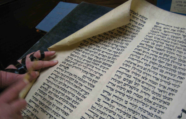 Que faire en cas d’alarme pendant la lecture de la Meguila ? Lois de Pourim en temps de guerre…..