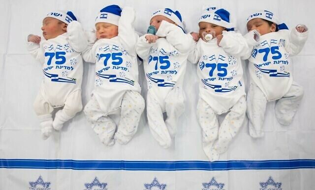 L’hôpital Assuta d’Ashdod habille les bébés de bleu et blanc pour Yom HaAtsmaout