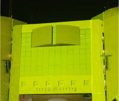 La ville d’Ashdod s’allume en jaune en signe d’identification avec les survivants de l’Holocauste
