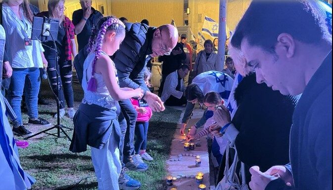 Manifestation de protestation contre la réforme à Ashdod – des bougies sont allumées à la mémoire des victimes d’attentats