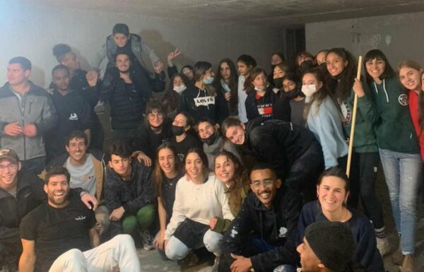 Ashdod – Dans le contexte de l’état d’urgence, des dizaines de jeunes ont entrepris de nettoyer et de rénover des abris pour le bien-être des habitants des vieux quartiers