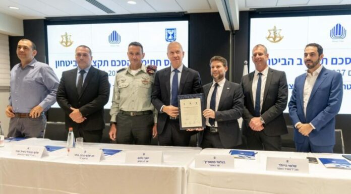 Armée : Raccourcissement de service, majoration de salaire pour les conscrits et modification de la retraite : un accord pluriannuel a été signé La signature de l'accord (photo : porte-parole de Tsahal)