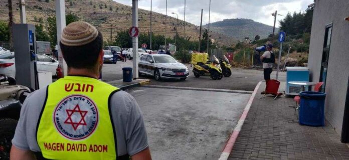 Les premiers intervenants sur les lieux d’une fusillade dans une station-service près de l’implantation d’Eli, en Cisjordanie, le 20 juin 2023. (Crédit : Magen David Adom)