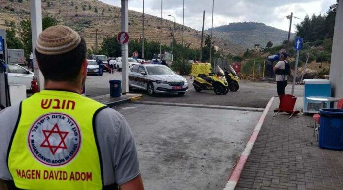 Des arabes palestiniens fiers et déterminés face à des juifs pleutres et déchus par Rony Akrich Les premiers intervenants sur les lieux d’une fusillade dans une station-service près de l’implantation d’Eli, en Cisjordanie, le 20 juin 2023. (Crédit : Magen David Adom)