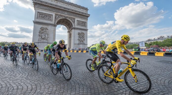 L’équipe cycliste israélienne participe au Tour de France Christopher Froome, en maillot jaune, devant l'Arc de Triomphe lors du Tour de France 2016. Photo de Frederic Legrand via Shutterstock.com