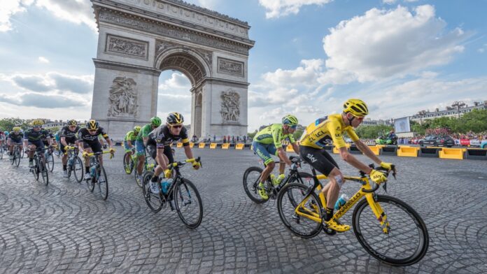 Christopher Froome, en maillot jaune, devant l'Arc de Triomphe lors du Tour de France 2016. Photo de Frederic Legrand via Shutterstock.com