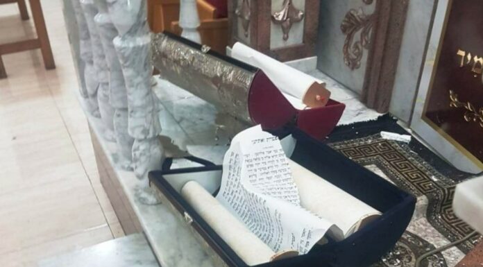 Ajouter le péché au crime ! Les personnes suspectées d’avoir vandalisé des rouleaux de la Torah ont été arrêtés à Ashdod