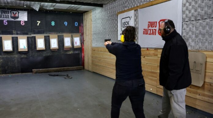 Choqués en octobre, les Israéliens achetent des armes avec les encouragements du gouvernement