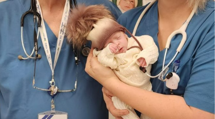 Seulement 500 grammes : le plus petit bébé né à Assuta Ashdod vient de rentrer chez lui