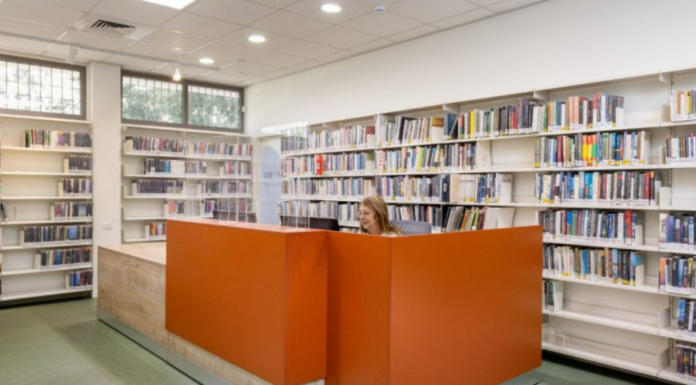 Pour la première fois à Ashdod : lire des livres en utilisant l’intelligence artificielle pour les malvoyants