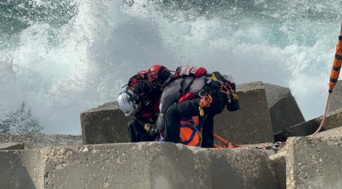 Tragédie à Ashdod : un pêcheur a été pris dans le brise-lames du port et a été secouru mais trop tard