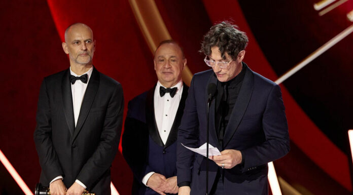 Plus de 450 Juifs travaillant dans l’industrie du divertissement critiquent le discours de Glazer