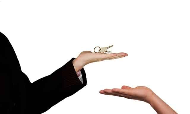 De quelle manière se déroule la remise des clefs à la fin d’un bail locatif ?