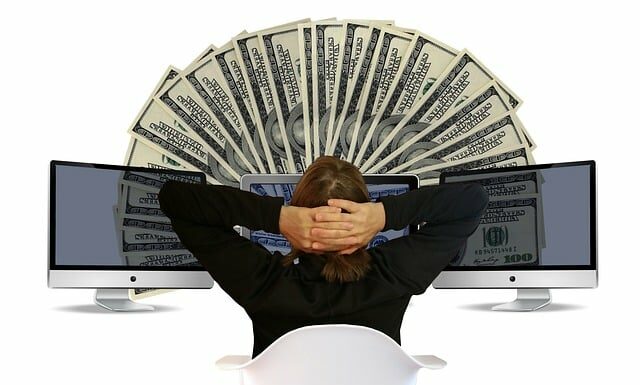 Commissions bancaires 2023 : Les banques s’en mettent plein les poches ! par Arnaud Sayegh