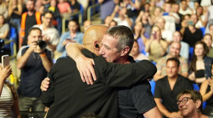 Concert d’Idan Raichel à Ashdod, hier soir : hommage du chanteur à des otages libérés présents au spectacle !