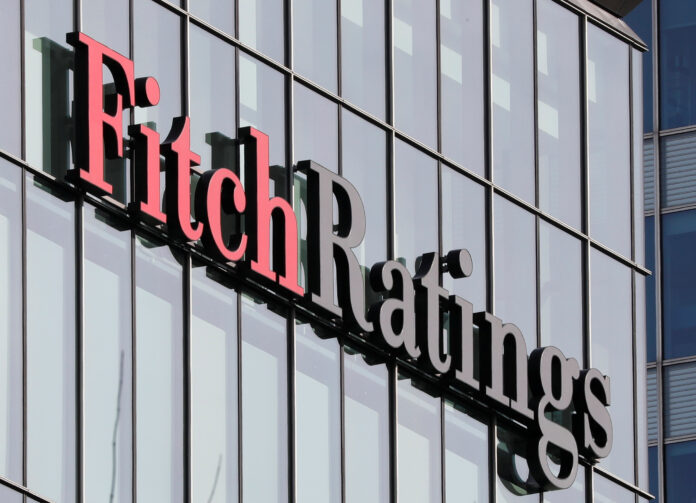 Photo d'archives du logo Fitch Ratings à Londres, en Grande-Bretagne