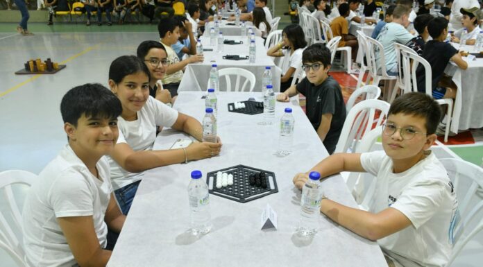 Echecs – « Ensemble » est le nom du jeu. Les élèves d’Ashdod jouent et s’amusent