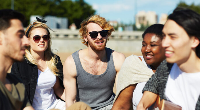 Qu’est-ce qu’un véritable ami ? par Rony Akrich Image by pressfoto on Freepik