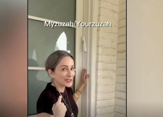 Des milliers de non-juifs commandent des mezourot après qu’une chrétienne pro-israélienne en a mis une en signe de solidarité