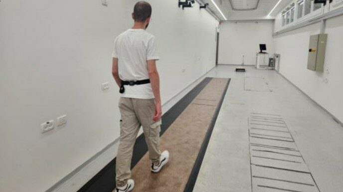 Les chercheurs de l’Université de Tel-Aviv développent un dispositif surveillant la longueur des pas pour évaluer les maladies neurologiques et le vieillissement