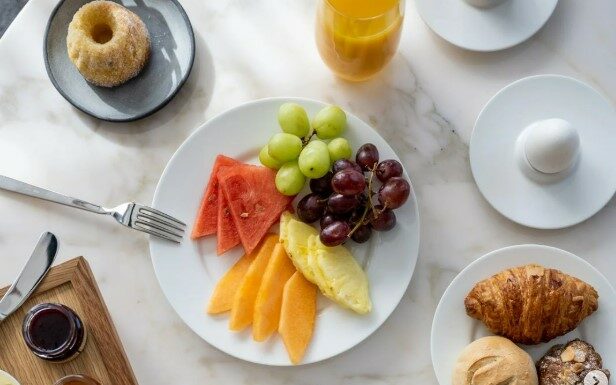Le petit-déjeuner d’un hôtel de Tel Aviv classé parmi les meilleurs au monde