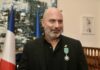 Remise des insignes de Chevalier dans l’Ordre des Arts et des Lettres à l’acteur franco-israélien Lior Raz
