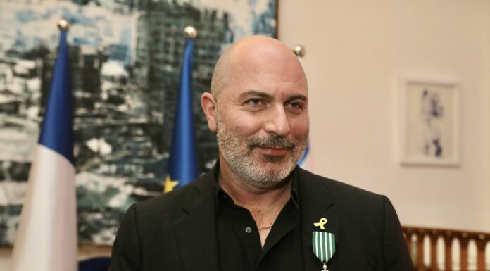 Remise des insignes de Chevalier dans l’Ordre des Arts et des Lettres à l’acteur franco-israélien Lior Raz