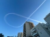 Un phénomène : partout dans le pays, le symbole des otages est dessiné dans le ciel