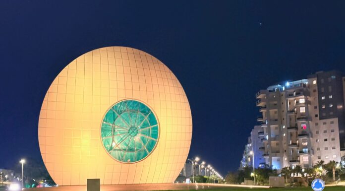 Ashdod – Ce soir, le kikar Ein Hashemesh et celui des voiles ont été éclairées en jaune, symbolisant l’espoir qui brille dans nos cœurs