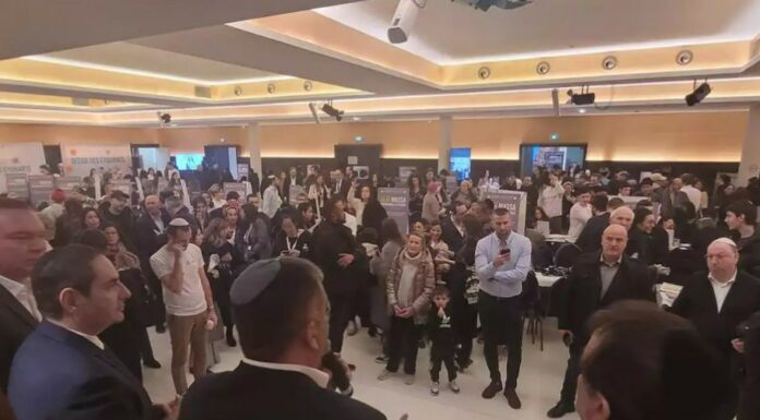 Sur fond de montée de l’antisémitisme, des centaines de Juifs de France ont participé à un salon de l’immigration à Paris