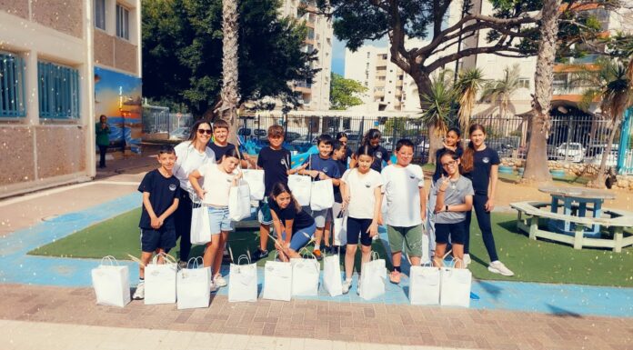 Main dans la main : élèves et seniors réunis pour Shavouot à Ashdod