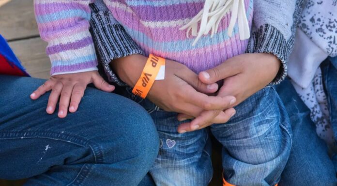 Qui adoptera les trois jeunes enfants d’Ashdod restés sans parents et les garder ensemble ?