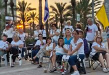 Des centaines d’habitants à Ashdod pour la veillée « 101 » en faveur de la libération des otages