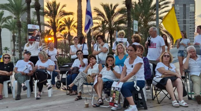 Des centaines d’habitants à Ashdod pour la veillée « 101 » en faveur de la libération des otages