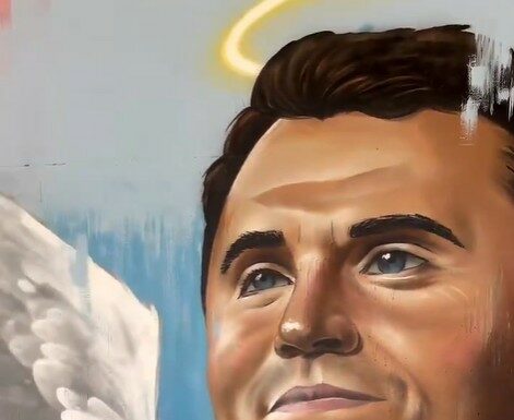 Un artiste israélien crée une magnifique fresque murale à la mémoire de Charlie Kirk