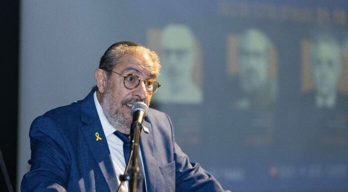 Ashdod – Café Da’at : des rêveurs anonymes, la crise du système éducatif et les rouleaux de la Torah