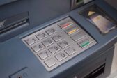 Vers une rupture progressive avec l’argent liquide en Israël ? Une hausse de 11,5 % des paiements par carte