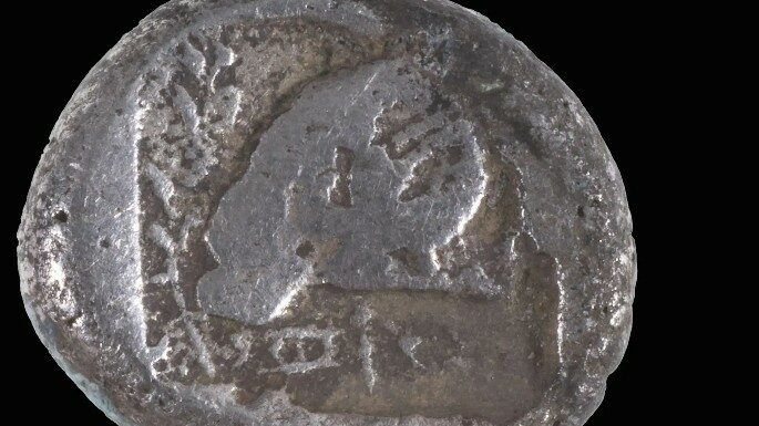 Découverte exceptionnelle à Ashdod : une pièce chypriote vieille de 2 500 ans retrouvée sur une plage