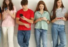 Les écrans accélèrent le vieillissement de la peau : le phénomène du « Tech Neck » touche de plus en plus de jeunes en Israël