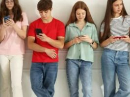 Les écrans accélèrent le vieillissement de la peau : le phénomène du « Tech Neck » touche de plus en plus de jeunes en Israël