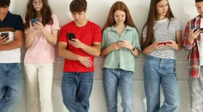 Les écrans accélèrent le vieillissement de la peau : le phénomène du « Tech Neck » touche de plus en plus de jeunes en Israël