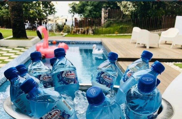 Alerte sanitaire en Israël : ne consommez pas l’eau minérale de la marque « Alaska »