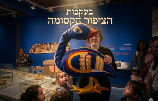 « Sur les traces de l’oiseau magique » : une aventure théâtrale en famille au Musée de la culture philistine d’Ashdod