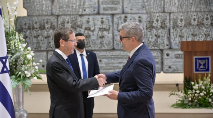 S.E.M. Christophe Parisot, Ambassadeur de France en Israël, présente ses lettres de créance au Président de l’Etat d’Israël, Isaac Herzog