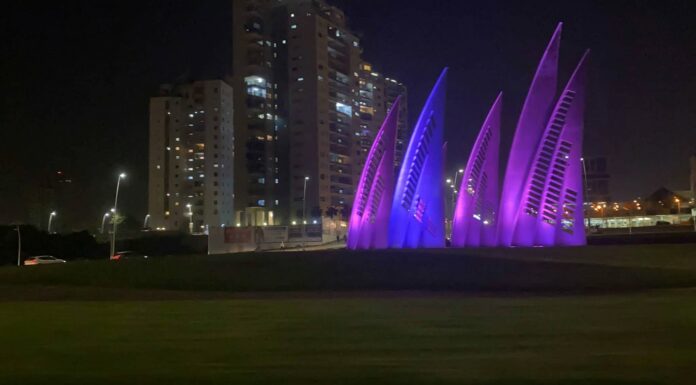Ashdod se pare de rose pour le mois de sensibilisation au cancer du sein
